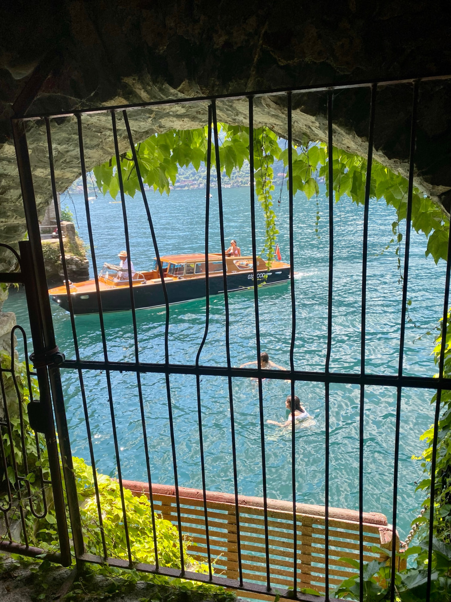 Baignade dans les eaux turquoises du lac de Côme vue depuis une grotte de pierre