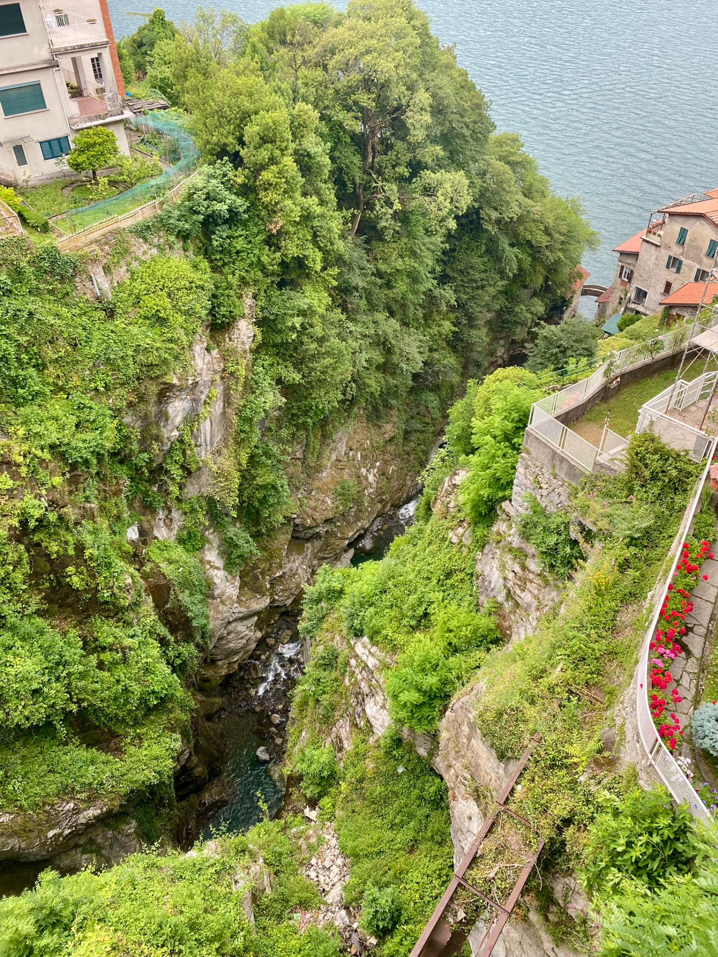 L'Orrido di Nesso, gorge et cascade au-dessus du lac