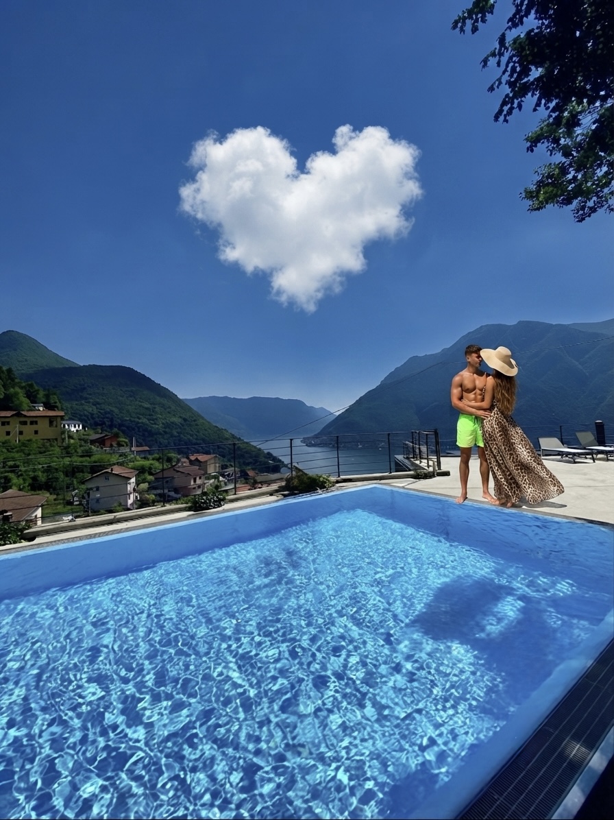 Couple au bord de la piscine sur le toit sous un nuage en forme de cœur