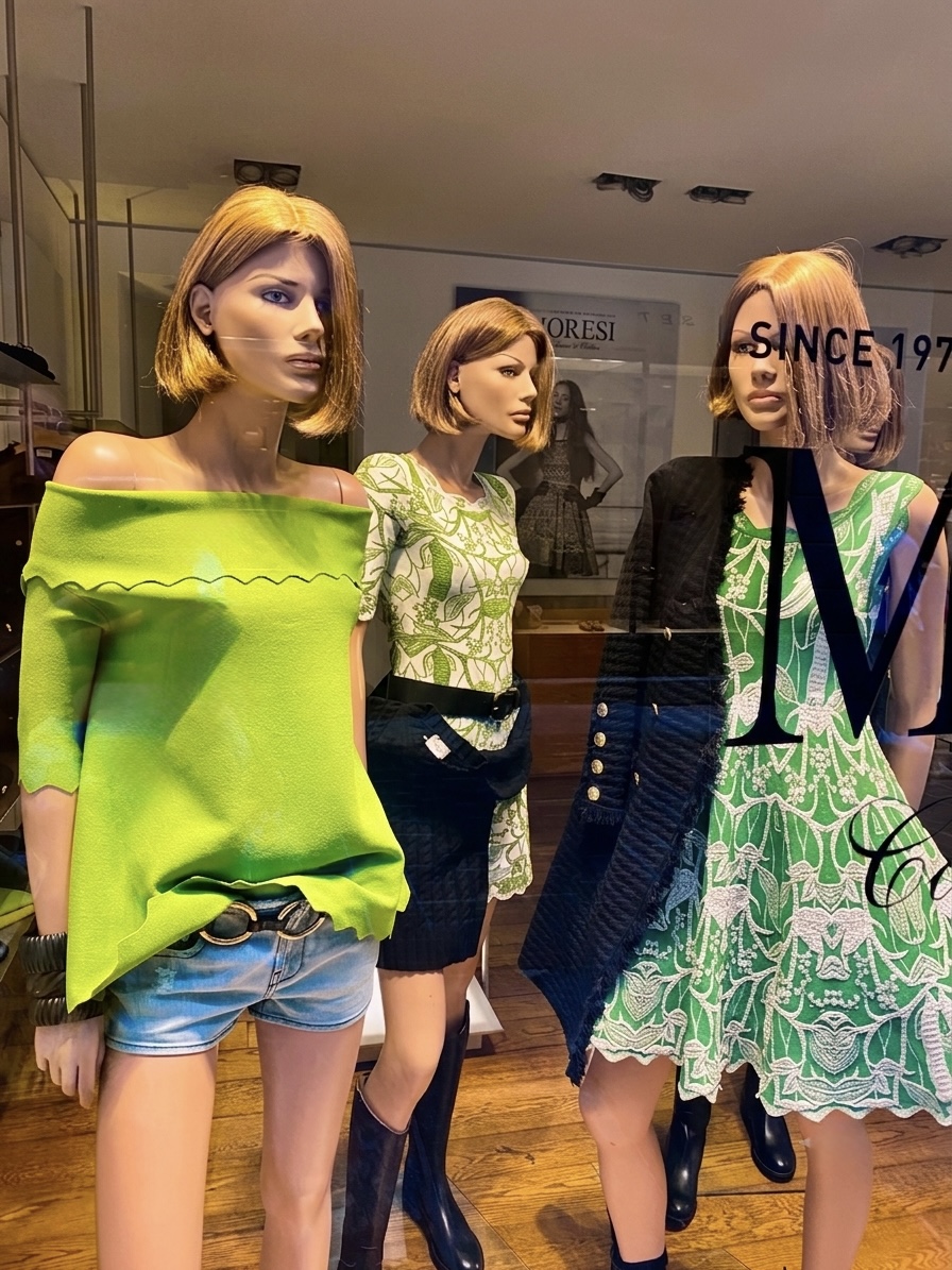 Vitrine de boutique de mode italienne à Côme