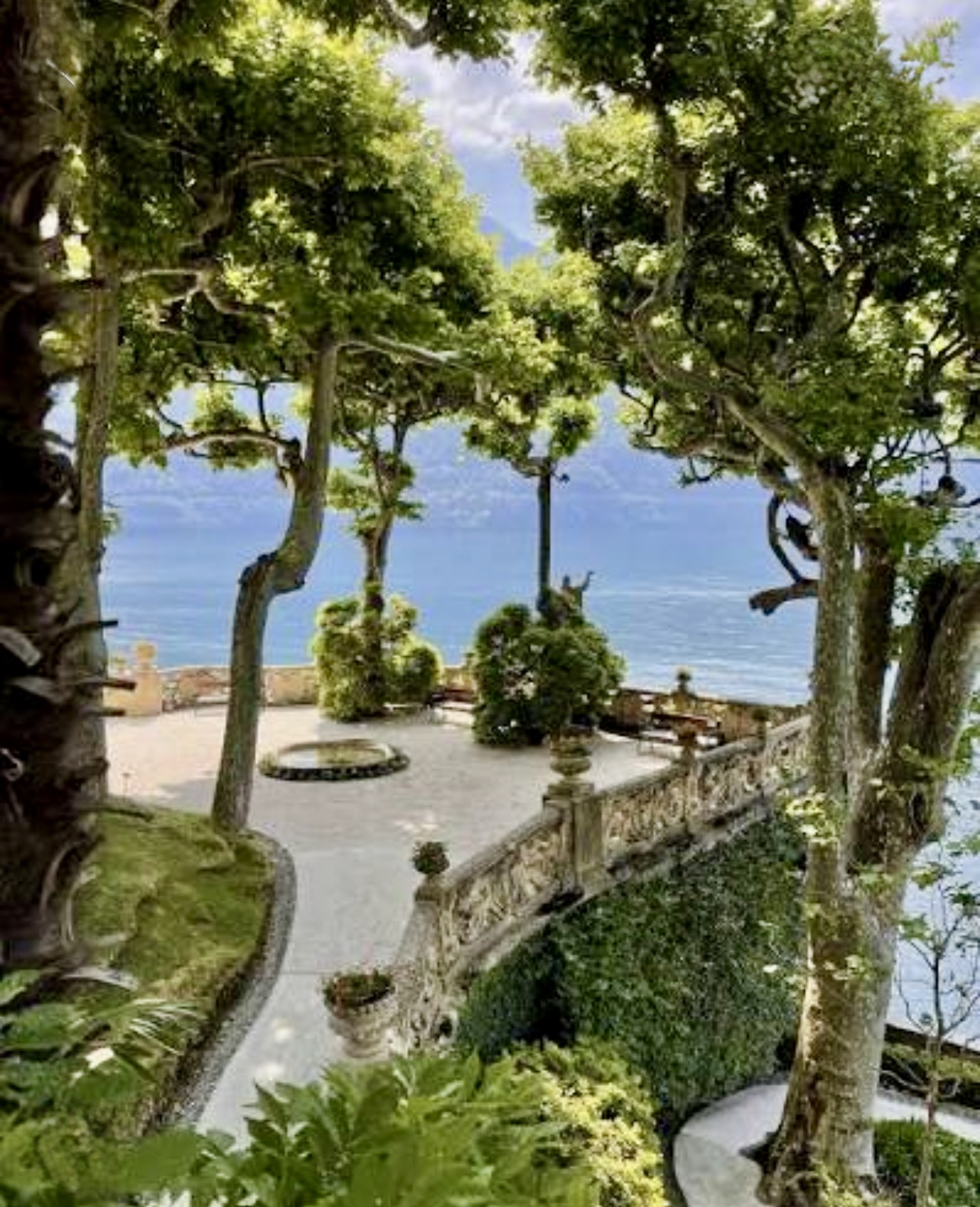 Jardins en terrasse d'une villa historique surplombant le lac de Côme
