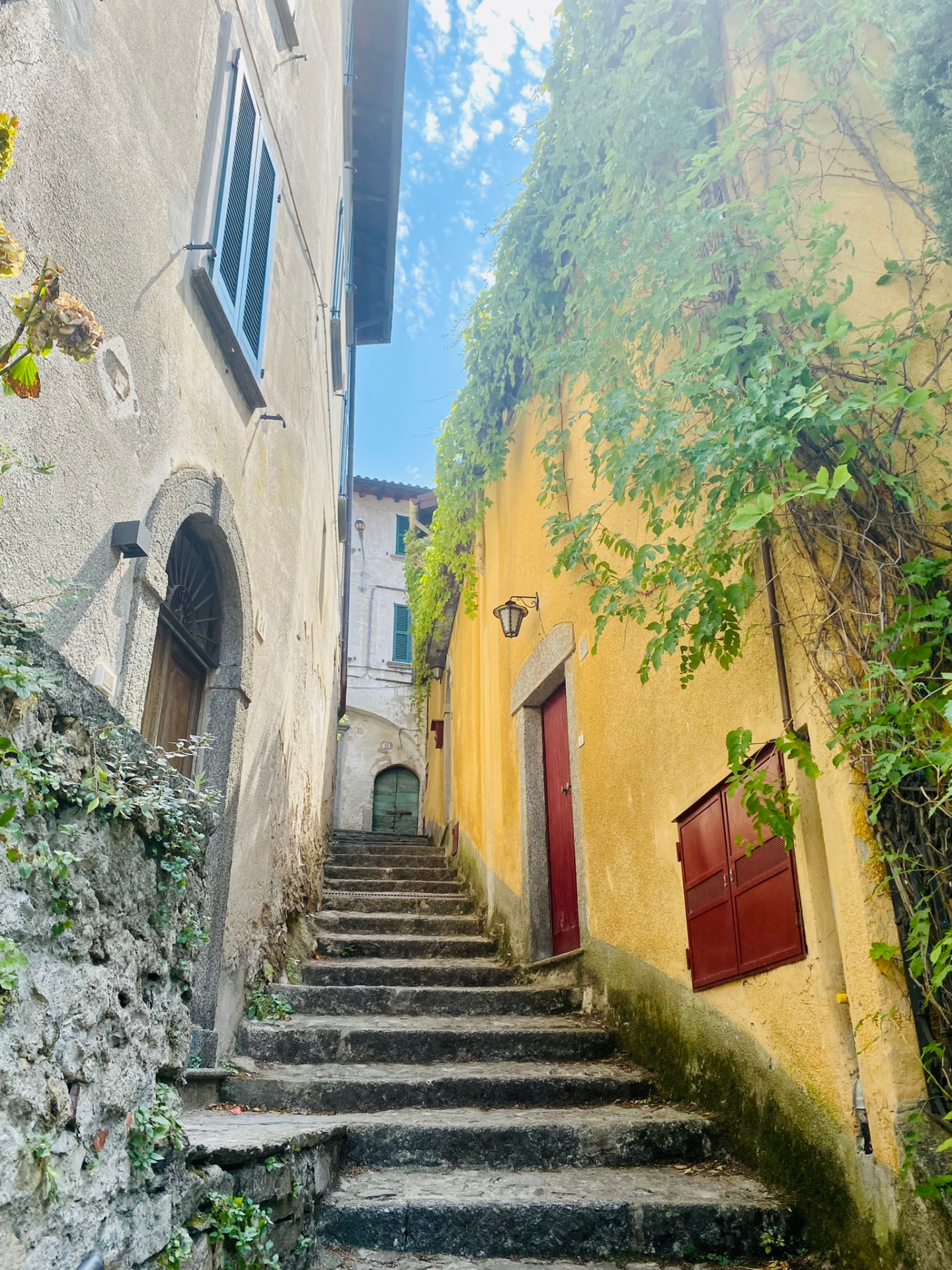 Ruelle et escaliers de pierre du village de Nesso