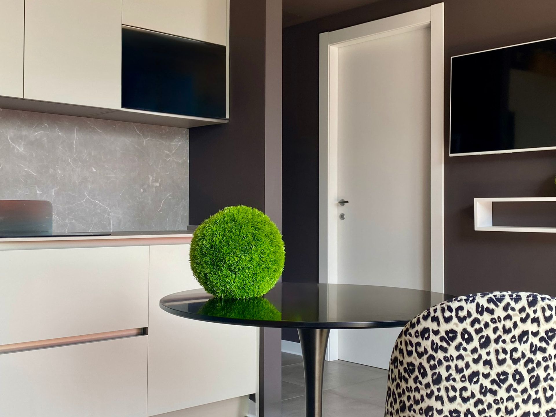 Cuisine design avec table ronde et fauteuil léopard