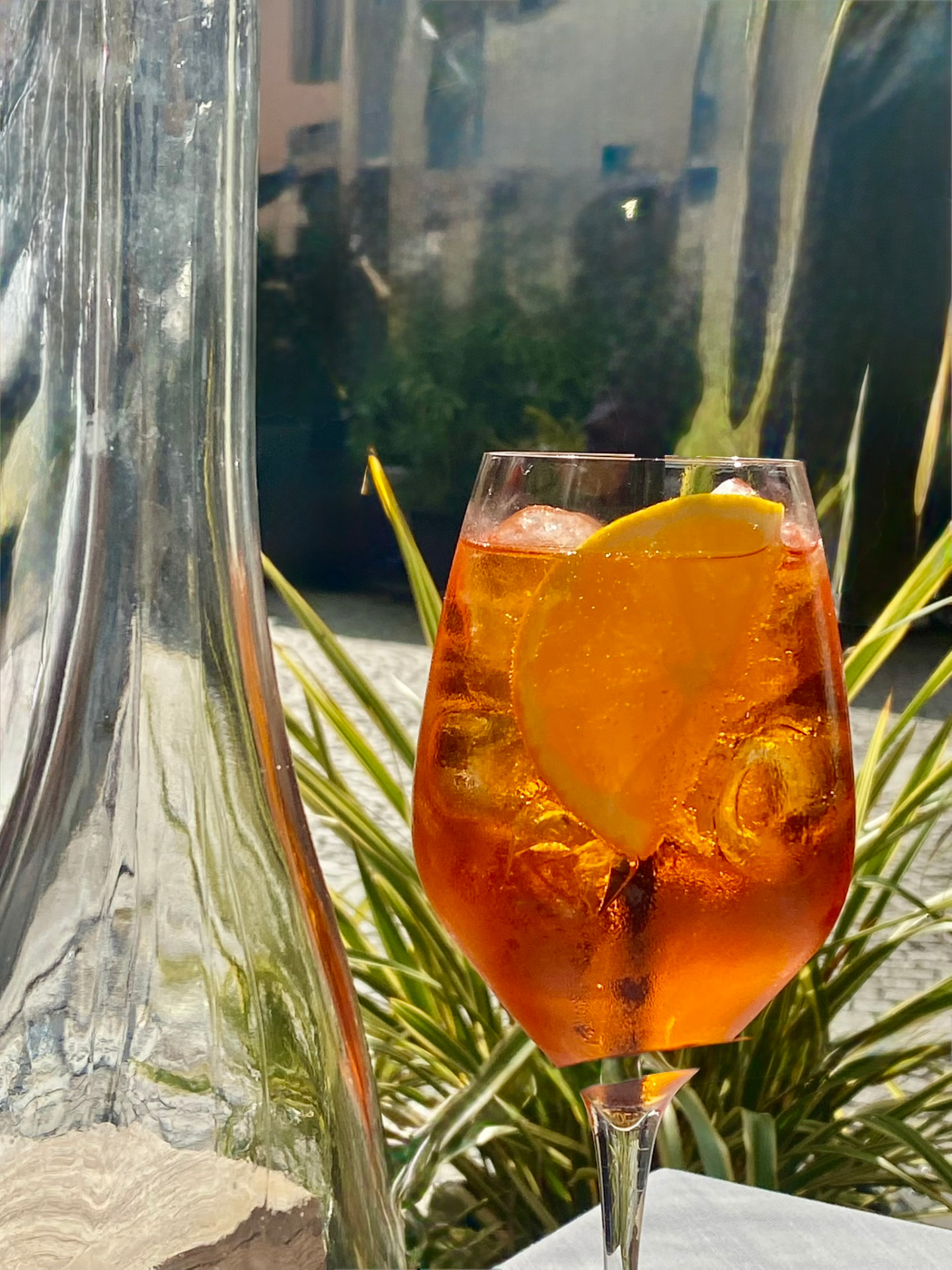 Spritz glacé au soleil sur une terrasse au bord du lac